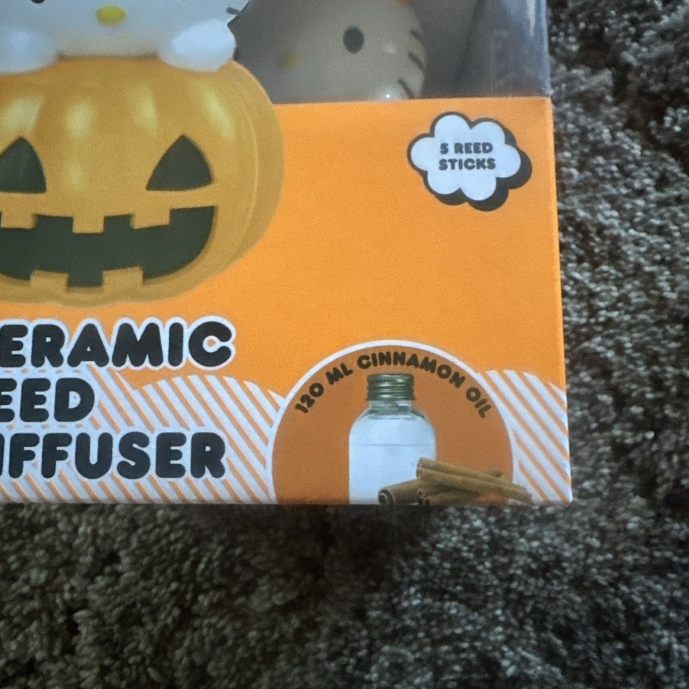 Hello Kitty Halloween Pumpkin Ceramic Reed Diffuser - Picture 2 of 6